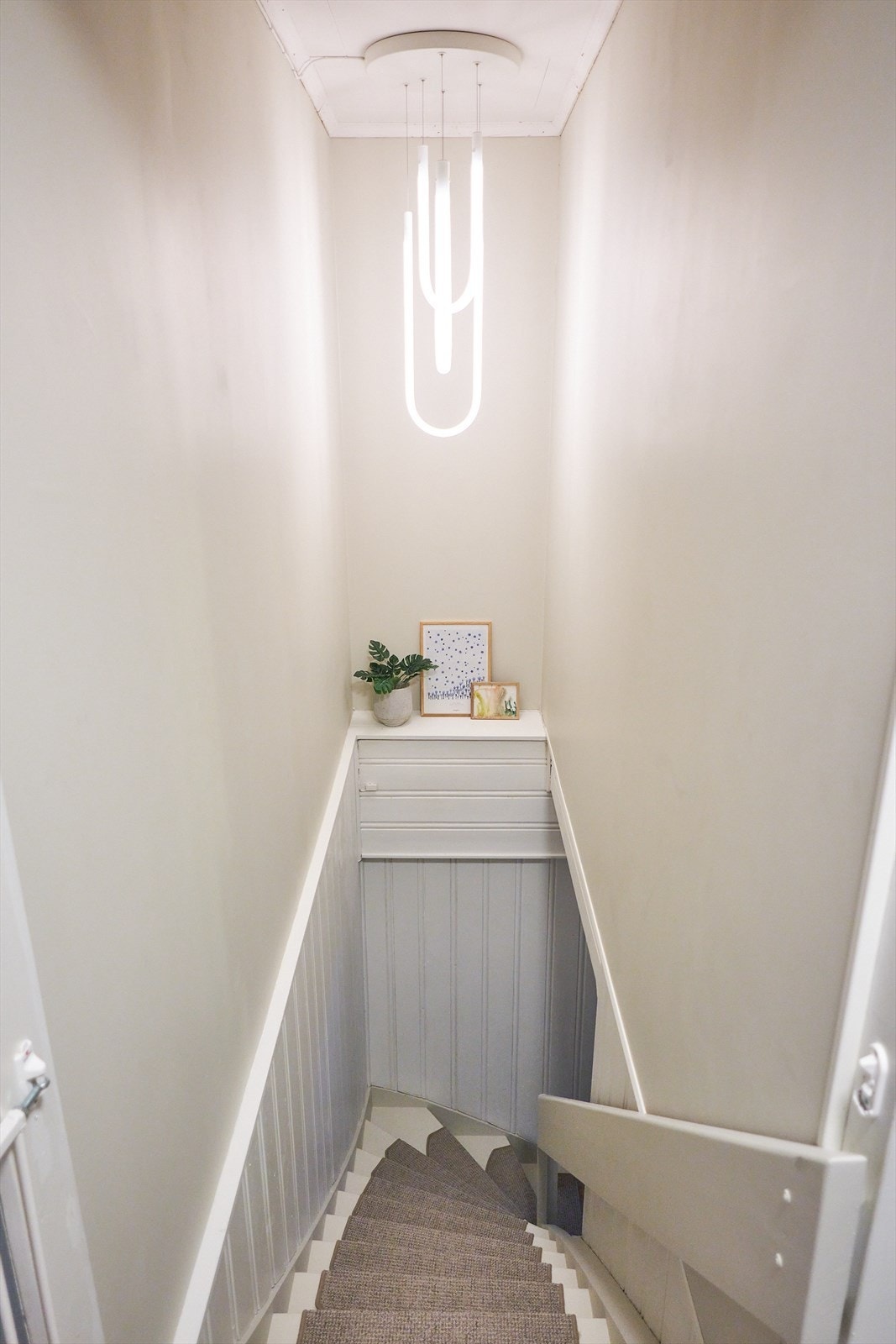 Det ble etablert en ny vegg mot trappenedgang i 2019. Denne har ny isolasjon og bidrar også til at TV-veggen på stuen blir mer effektiv. Galleribilde