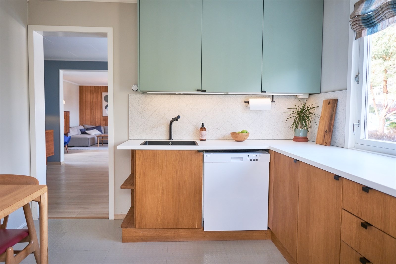 Kjøkkenet har en praktisk U-formet løsning som gir gode arbeidsflater og effektiv utnyttelse av plassen. Galleribilde