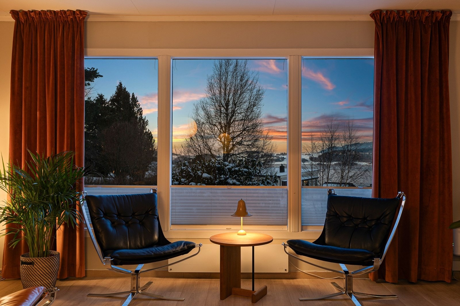 Her har man flott utsikt mot Buvikbukta. Det er også montert innvendig solskjerming fra Silent Gliss i 2021. Galleribilde