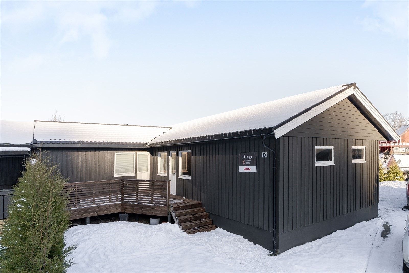 Her er det flott å trekke ut på varme sommerdager, med flotte solforhold. Nytt tak på hele huset lagt i 2023 av Talgø AS. Galleribilde