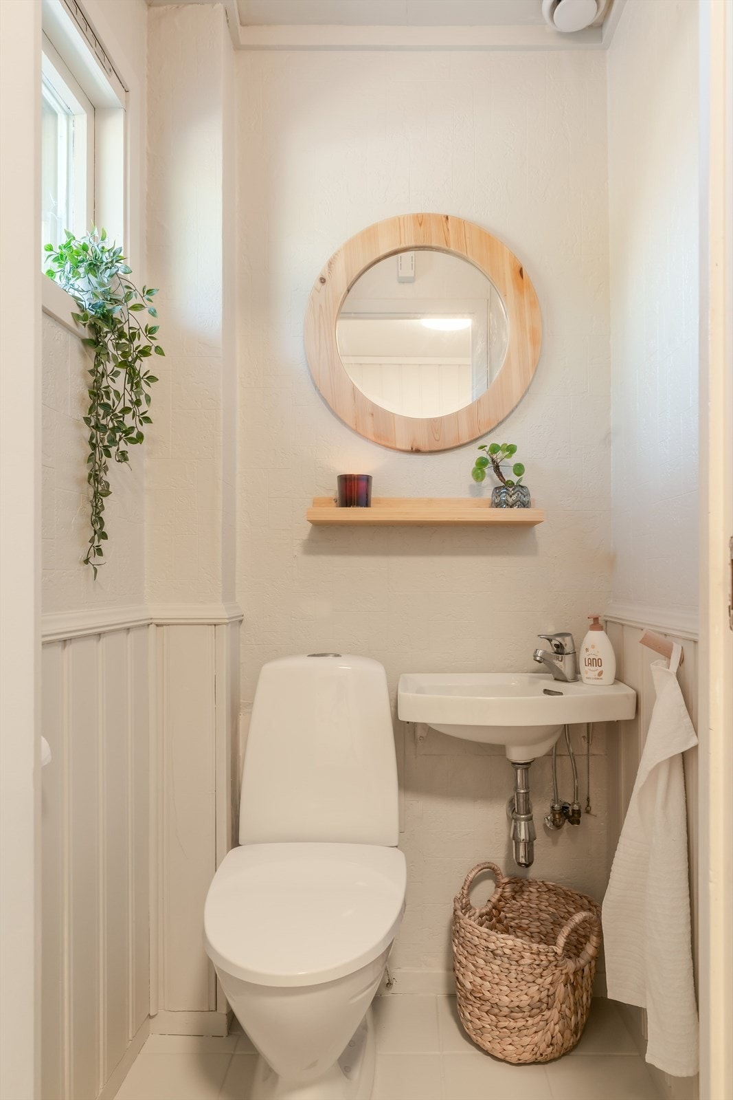 Boligen har to bad, beliggende i hver sin etasje, samt separat toalettrom i begge etasjer. Galleribilde