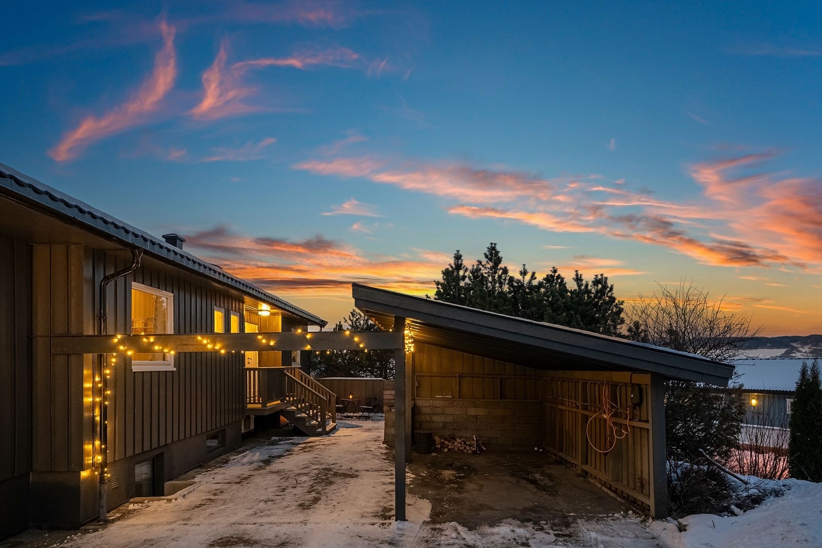 Eiendommen er betydelig oppgradert både innvendig og utvendig i perioden 2019-25, og fremstår i dag som en velholdt og gjennomgående oppgradert familiebolig. Galleribilde