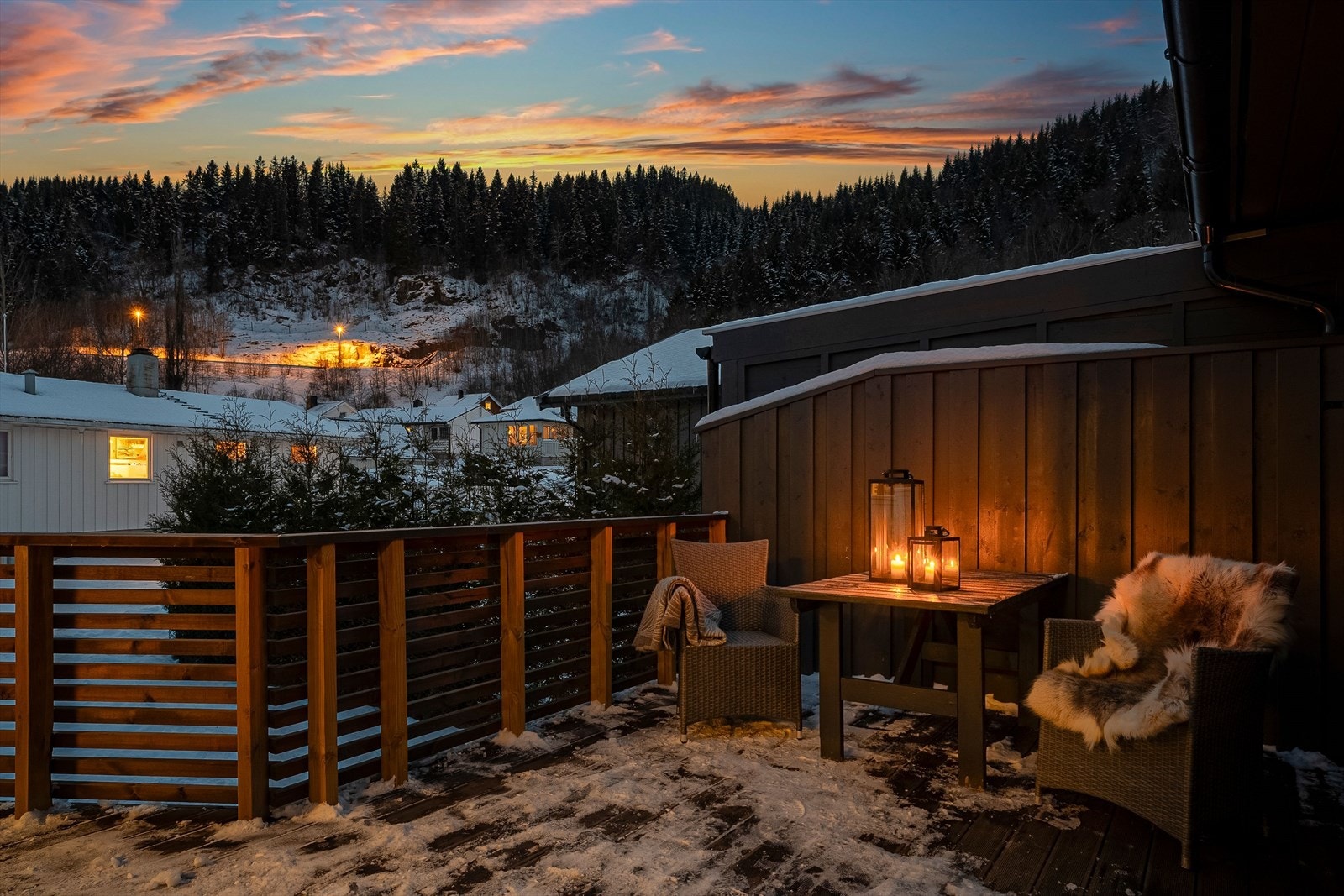 Her kan man trekke ut på sommeren, og det er også trapp direkte ned til hagen. Det er også nylig lagt nye terrassebord fra kvalitetsleverandøren Møre Royal på verandaen. Galleribilde