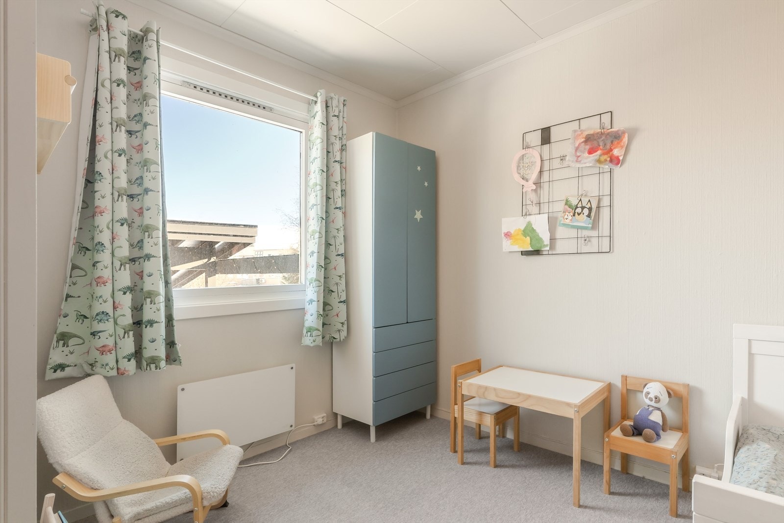 Boligen har tre soverom beliggende sammen i første etasje - meget praktisk hvis du har små barn. Galleribilde