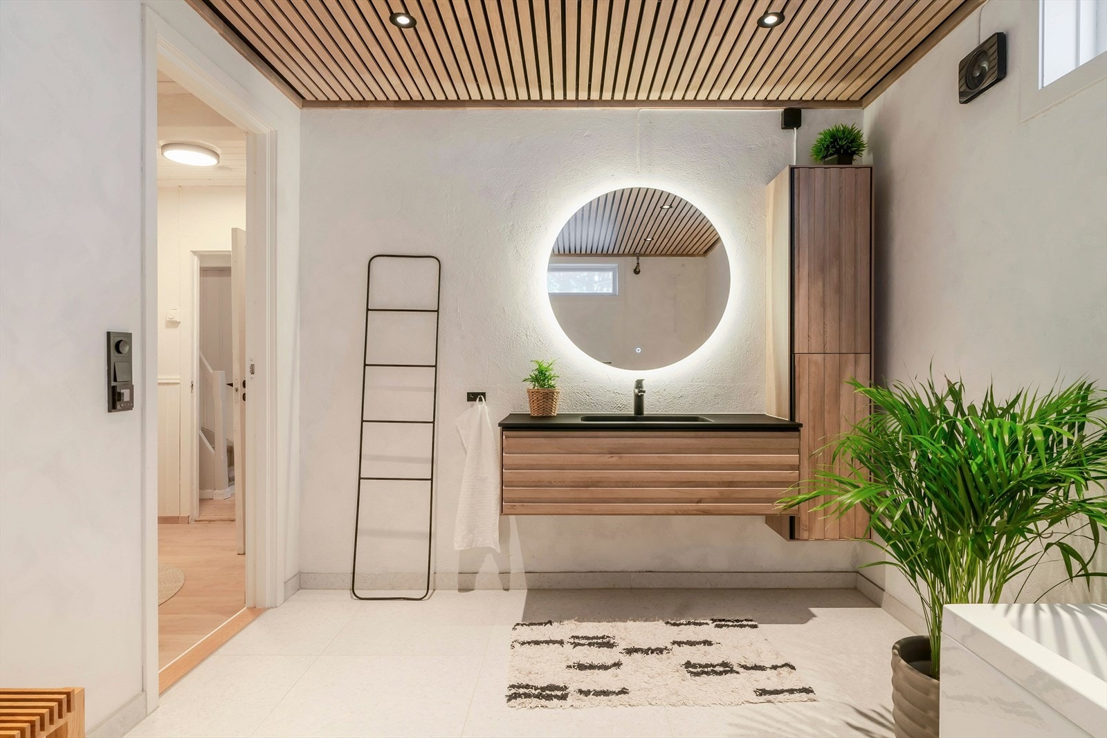 Badet i kjelleretasjen er nyoppusset i 2023 og arbeidet er gjort av fagfolk. Galleribilde