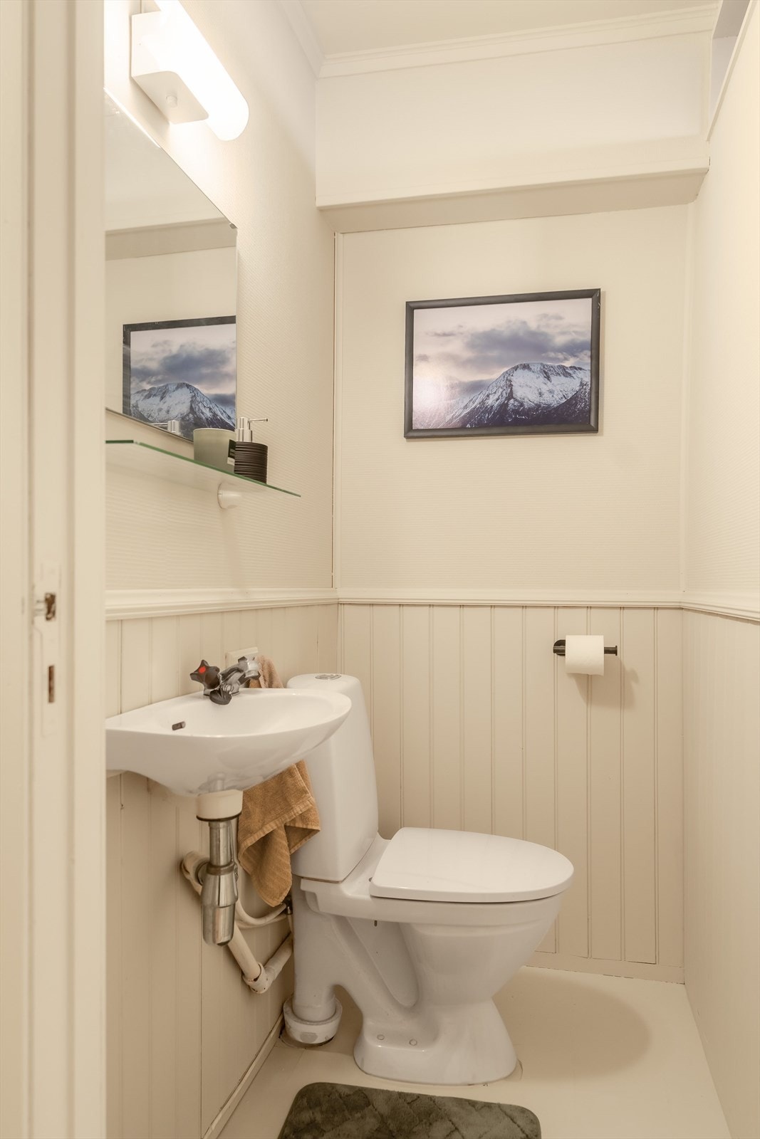 Toalettrommet i kjelleren har malt brystningspanel på veggene og gulvbelegg. Galleribilde