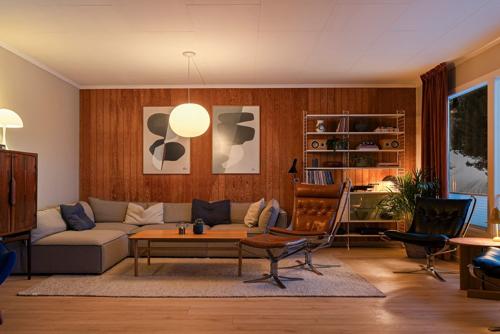 Boligen har en romslig og lys stue med store vindusflater som slipper inn rikelig med dagslys og samtidig ivaretar sjøutsikten. Galleribilde