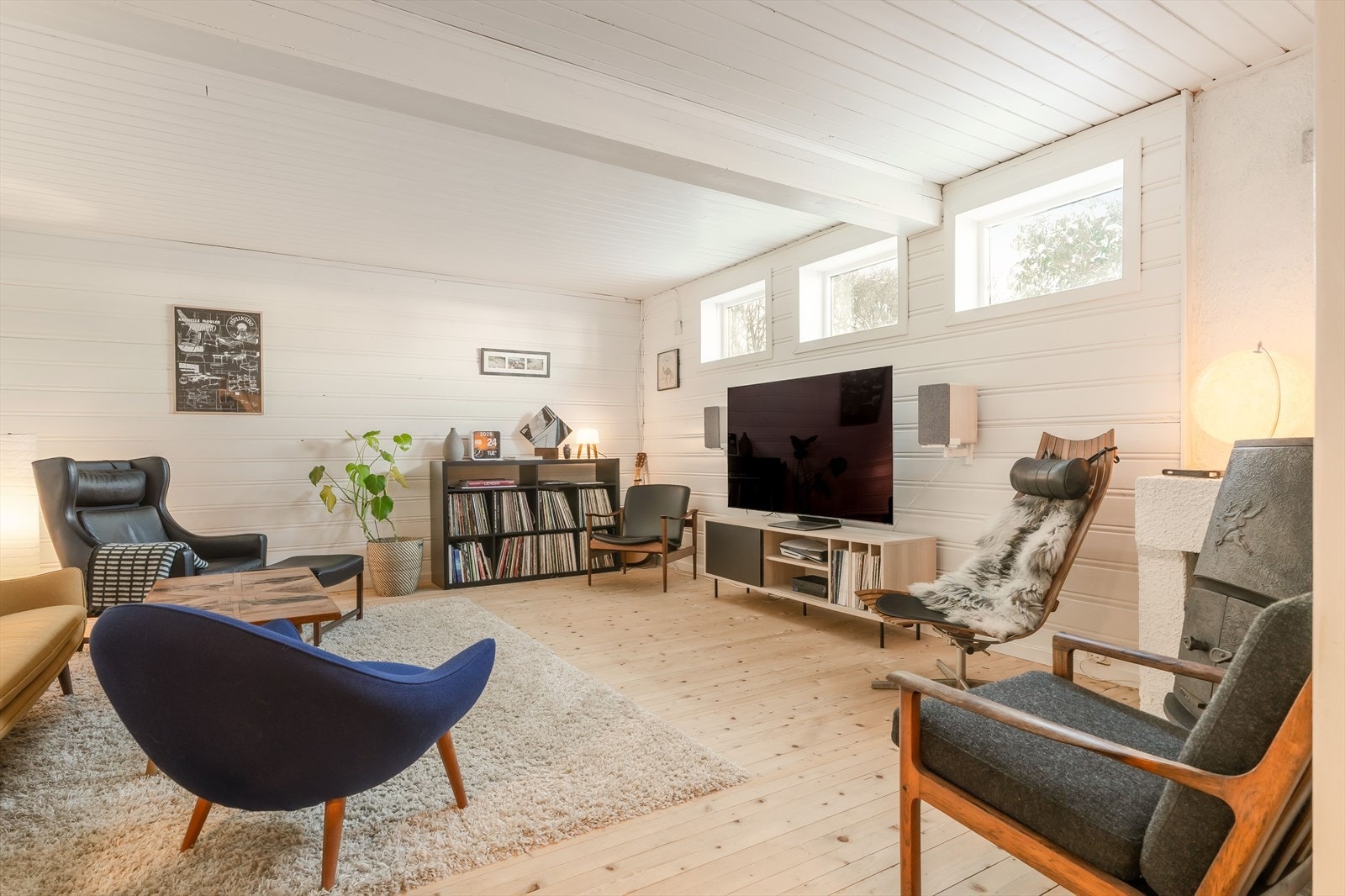 Her finner man en romslig kjellerstue som er oppgradert med nytt gulv og malte flater. Galleribilde