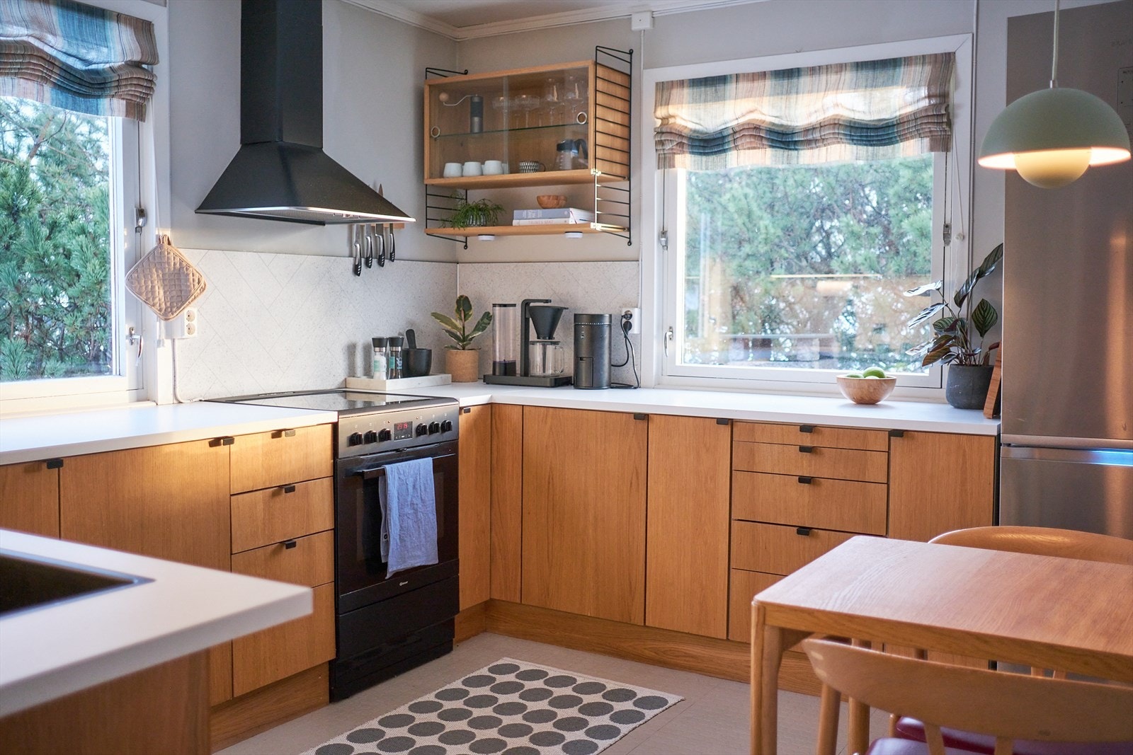 Rommet har lyse, malte flater og fint lysinnslipp med utsikt mot den frodige hagen. Galleribilde