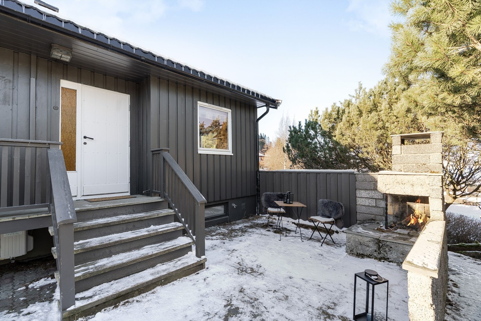 Uterommet ved inngangspartiet er et yndet sted for frokost og uteliv i sommerhalvåret. Galleribilde