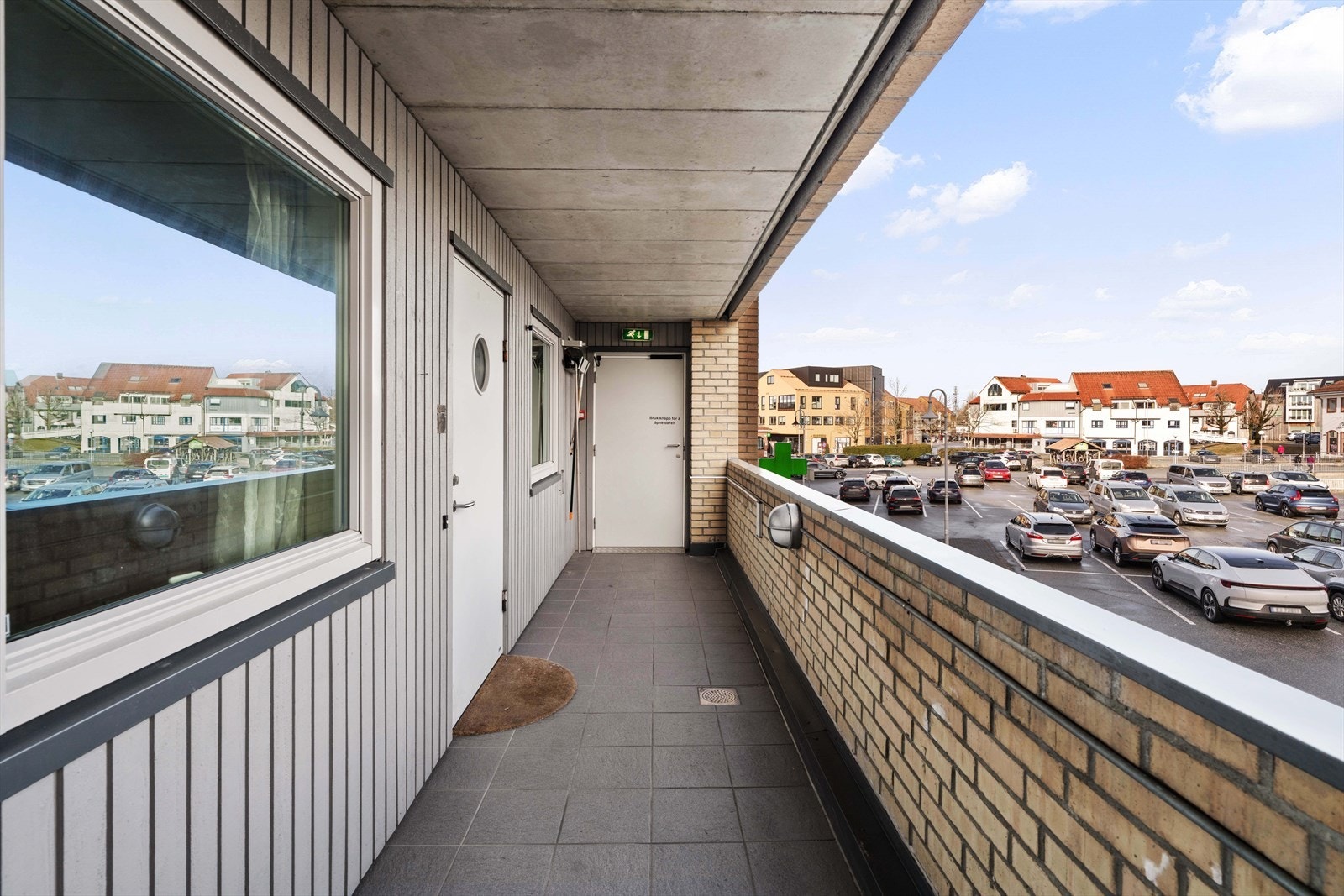 I Jon Torbergssons vei 23 ligger man midt i smørøyet av Randaberg sentrum. Her finner man et rikt og variert servicetilbud med b.la. butikker, post, apotek, helsetjenester, bank og spisesteder. Galleribilde