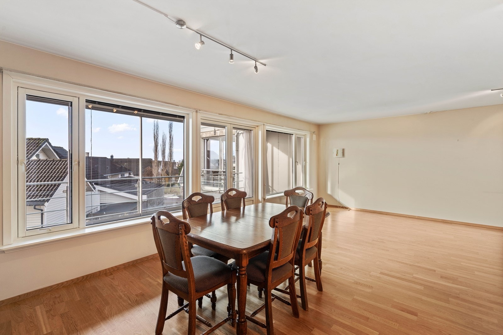 Gode møbleringsmuligheter med plass til sofagruppe og spisebordsgruppe Galleribilde