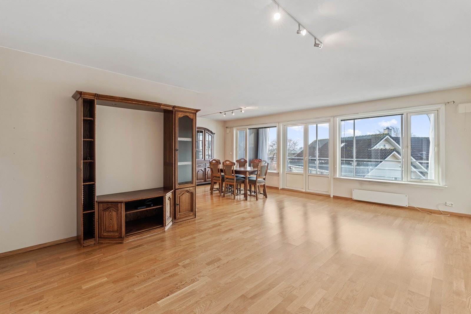 Romslig stue med lyse vegger og parkett på jobb Galleribilde