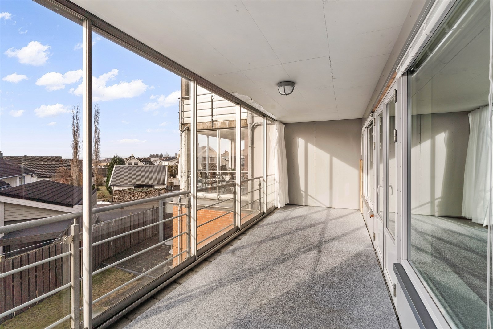 Stor og innglasset balkong Galleribilde