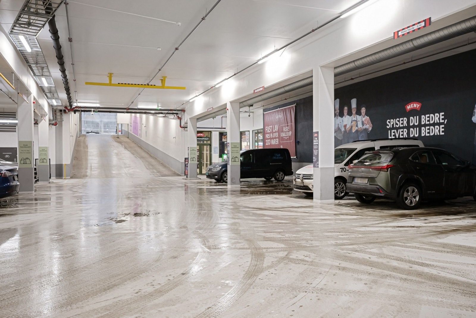 Garasjene under bygget driftes av et eget garasjesameie og Aimo Park Galleribilde