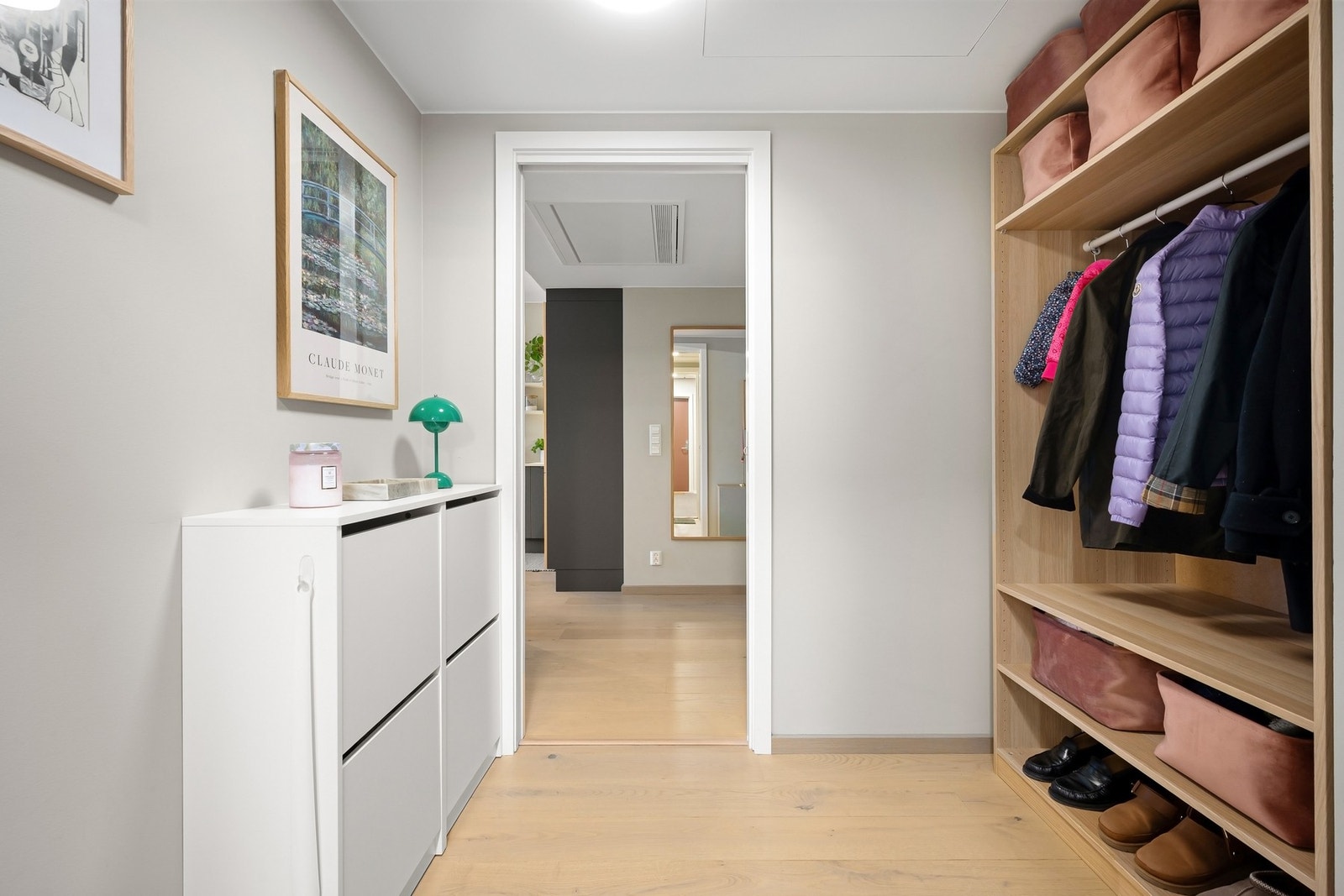 Fra entréen kommer man videre inn i en mellomgang som binder alle leilighetens rom Galleribilde