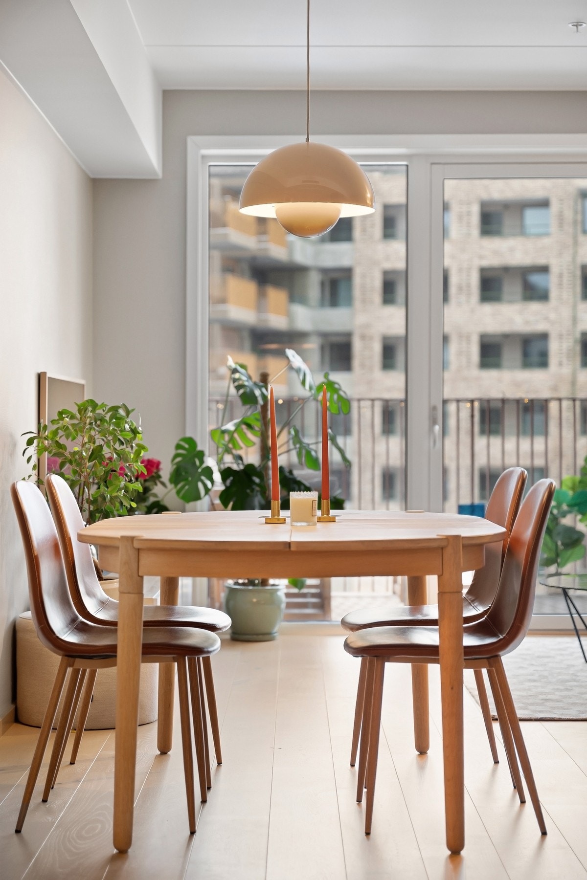 Fra stuen er det utgang til sydvendt balkong på ca. 7,7 m² Galleribilde