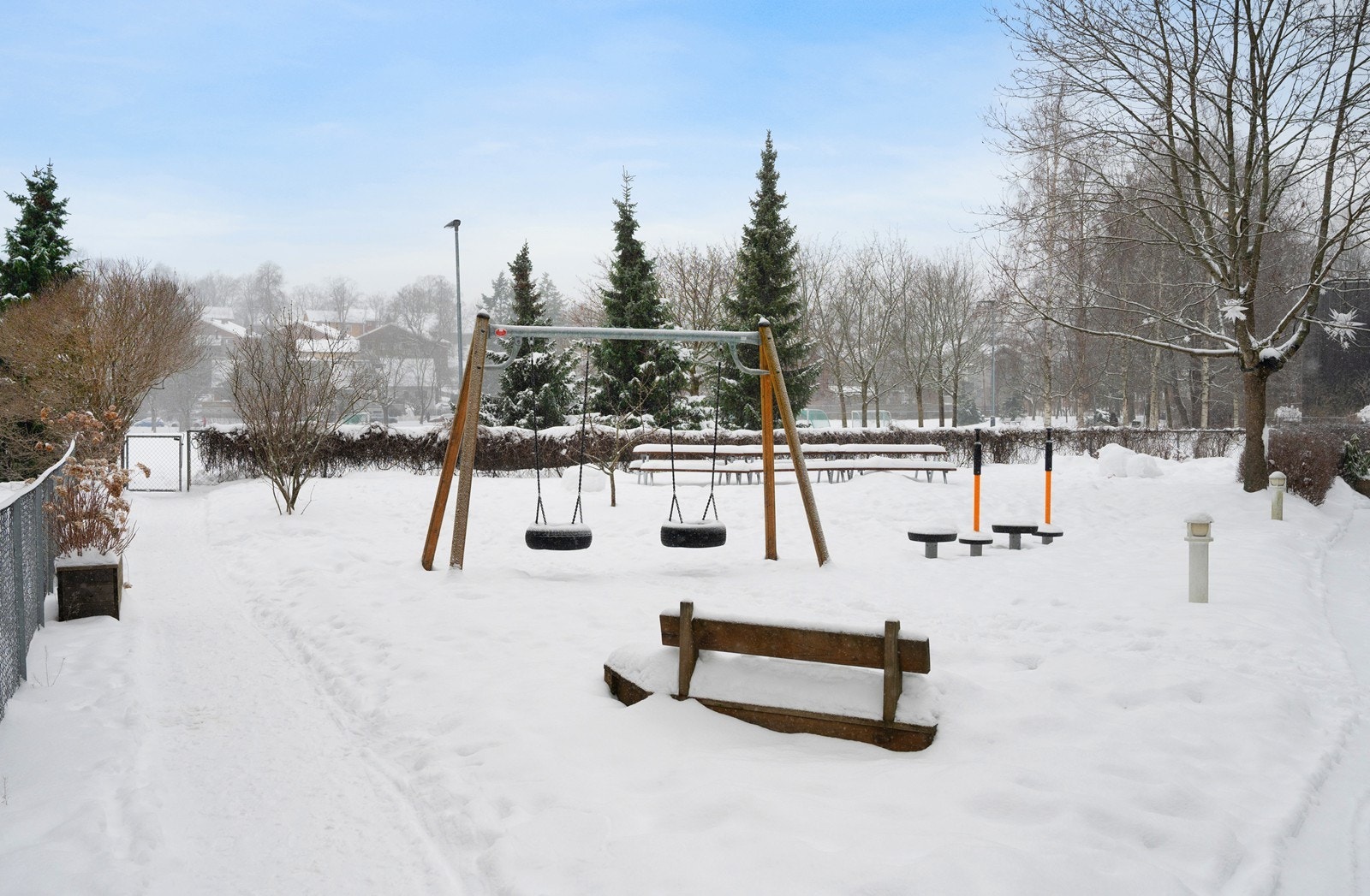 I enden av gårdsrommet finner du en trygg, inngjerdet lekeplass for lek og moro. Direkte adkomst til Voldsløkka. Galleribilde
