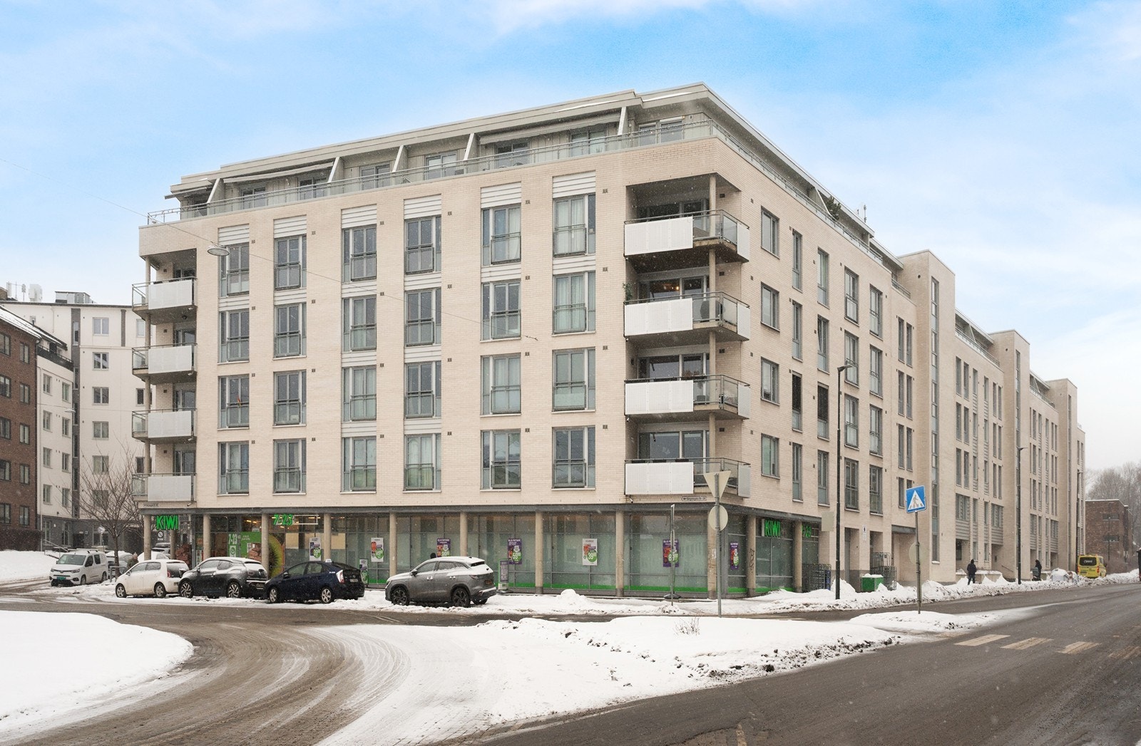 Bygget har garasje i kjelleren hvor det ofte er plasser til salgs og utleie. Beliggenheten har også et godt kollektivtilbud med både buss og T-bane i nærheten. Galleribilde