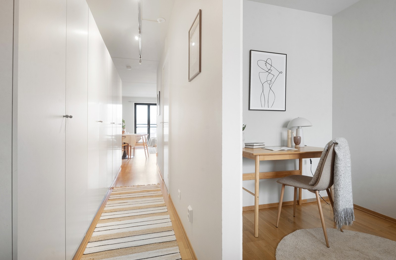 Inngang til soverom med plassbesparende skyvedør. Galleribilde