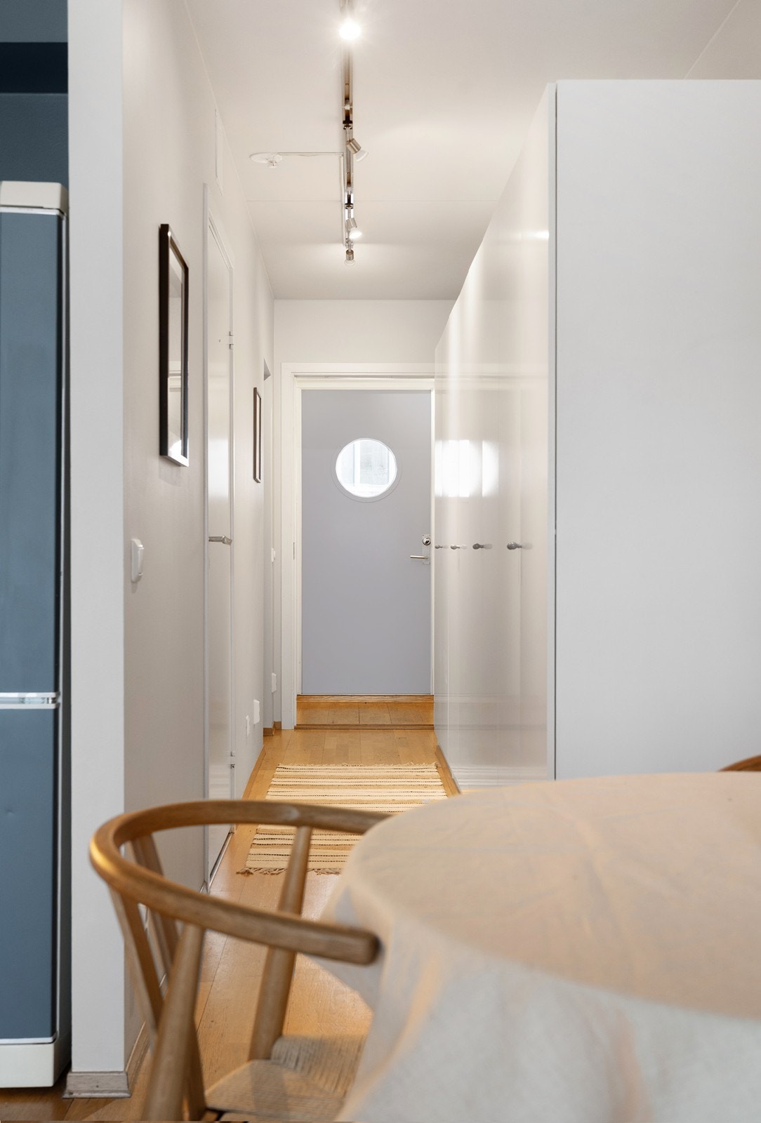 Romslig gang med rikelig oppbevaringsplass i garderobeskap. Galleribilde