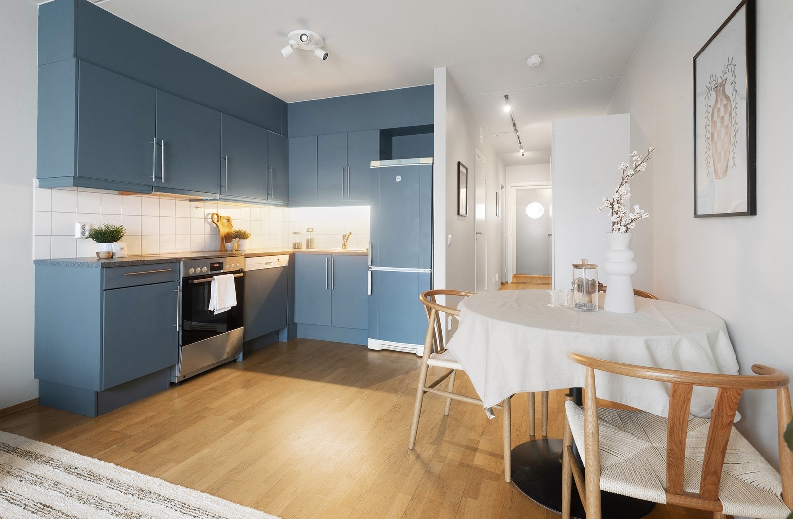 Stilrent kjøkken innredet med slette fronter og laminat benkeplate. Mye lagringsplass i benk og overhengte skap. Galleribilde