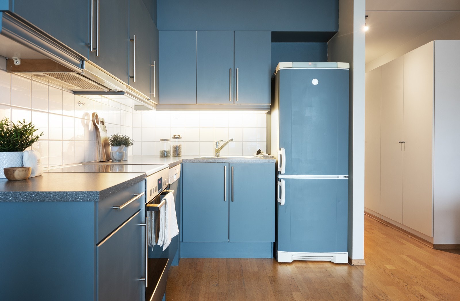 Kjøkkenet har frittståede hvitevarer som medfølger og mekanisk avtrekk over stekesonen. Galleribilde