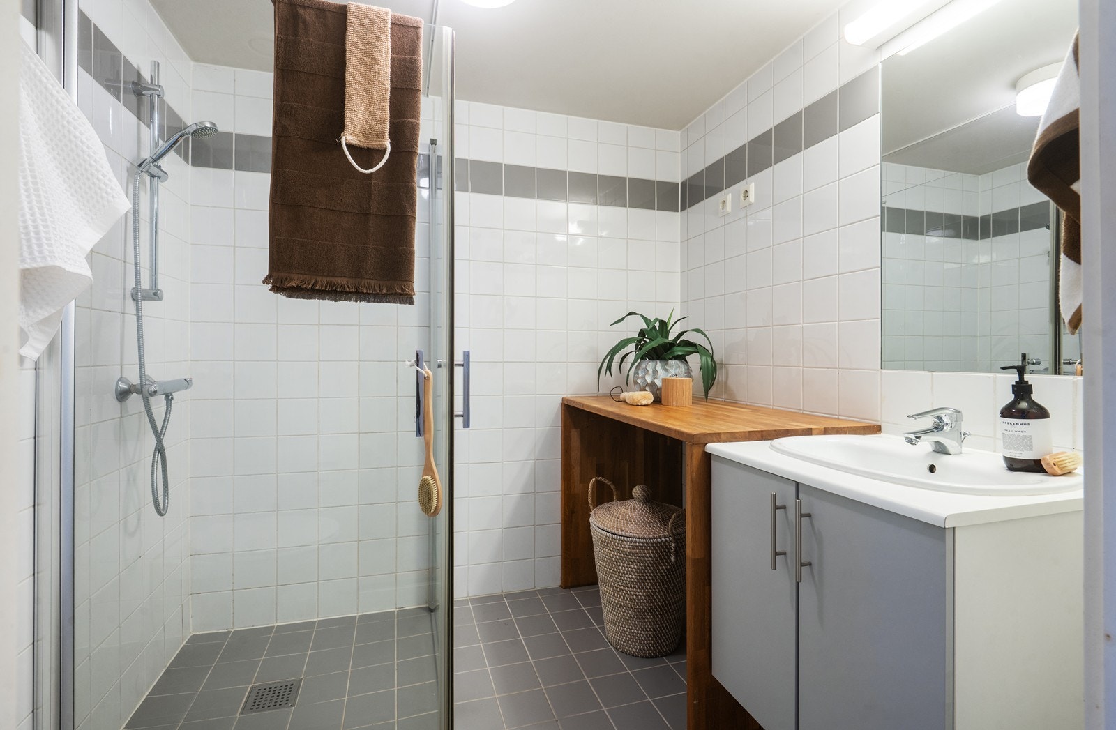 Lyst, helfliset baderom med romslig dusjhjørne og herlig gulvvarme. Galleribilde