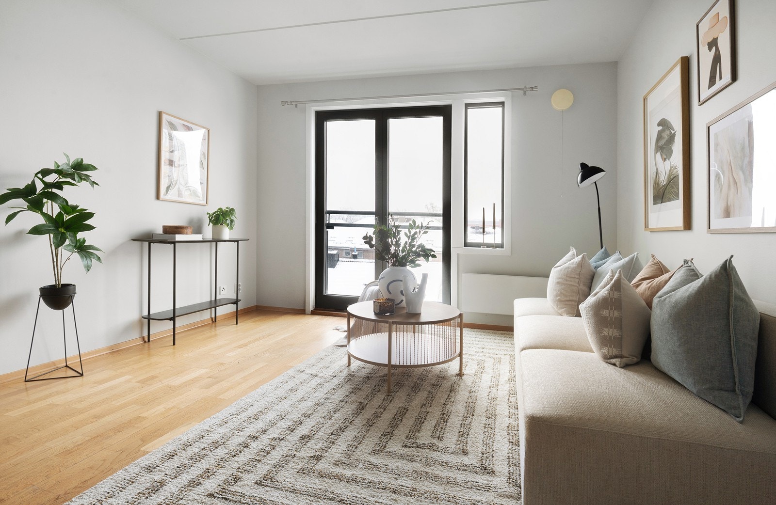 Innbydende stue med adgang til fransk balkong. Galleribilde