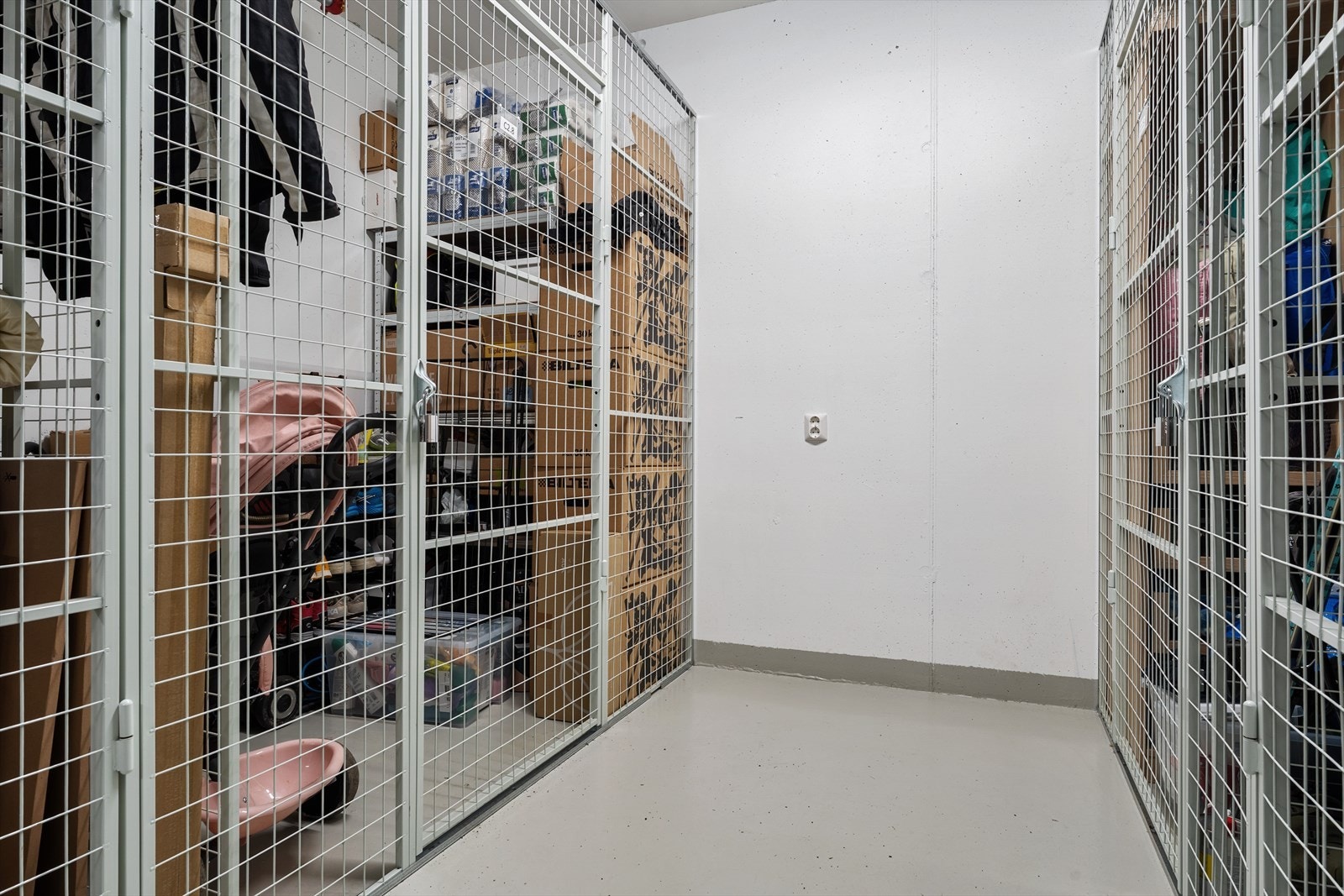 Leiligheten disponerer en gitterbod for enkel oppbevaring. Galleribilde