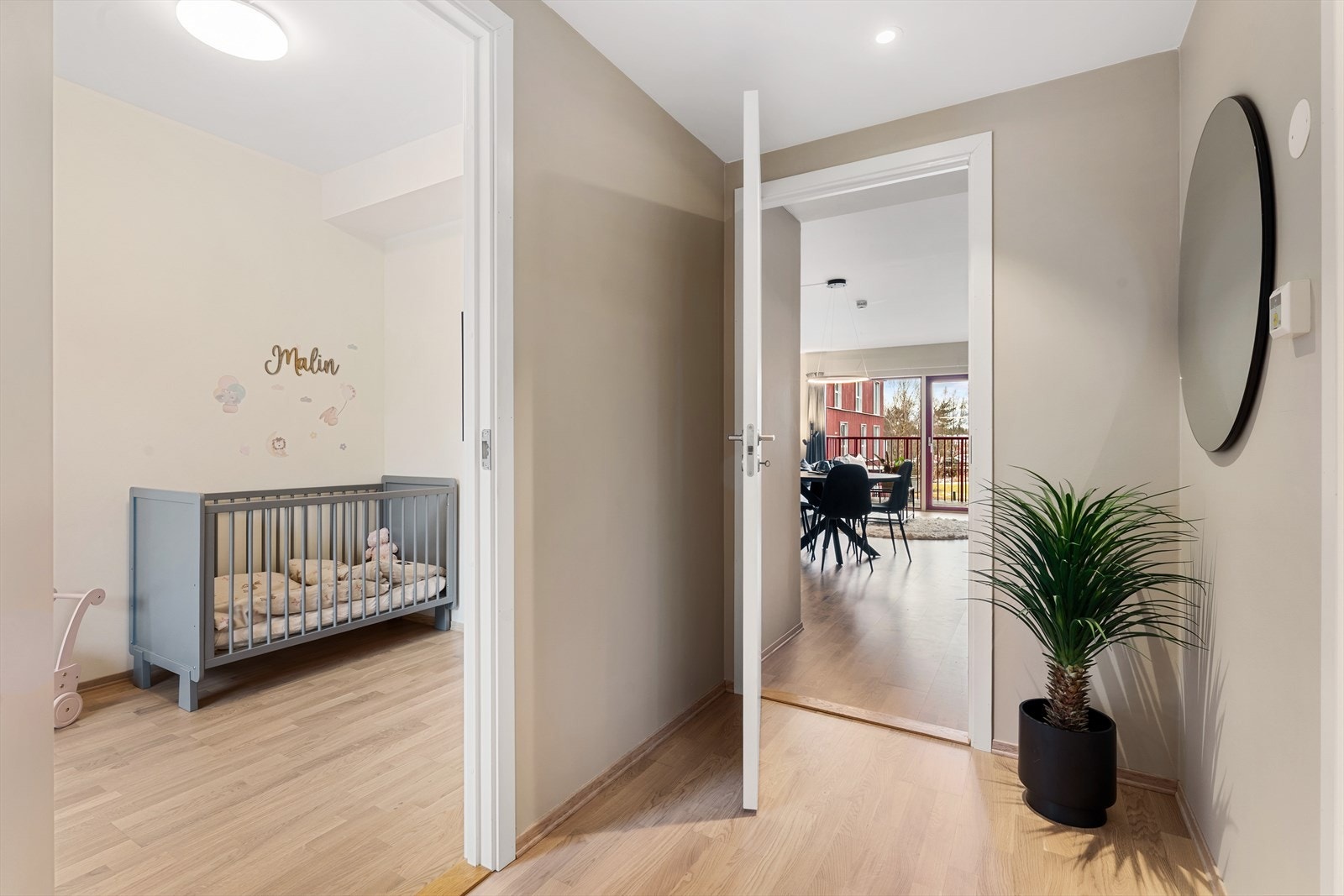 Romslig entré. Galleribilde