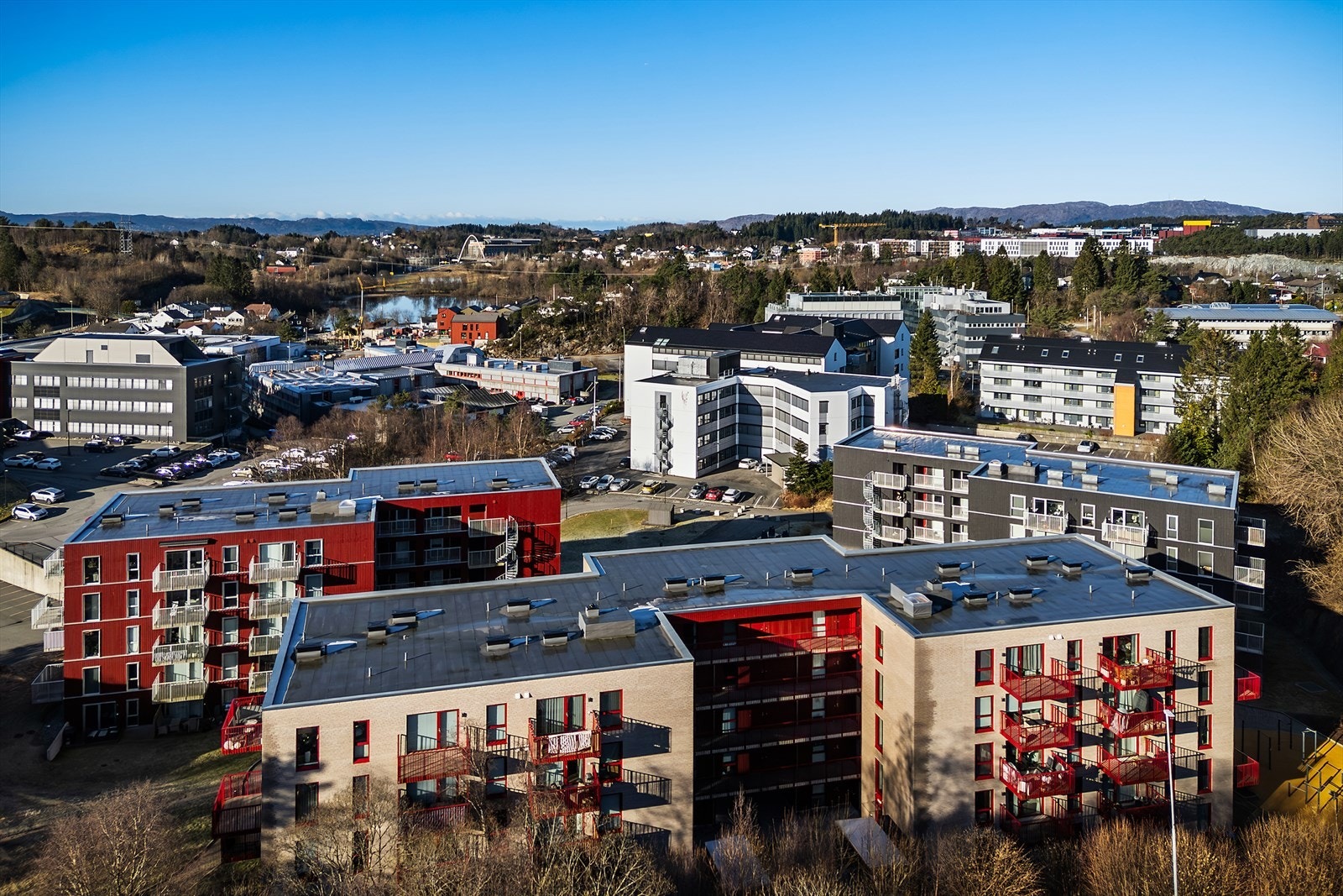 Leiligheten har en attraktiv og sentral beliggenhet i et trygt og veletablert boligområde på Sandsli. Området er rolig og familievennlig, samtidig som man bor med kort avstand til det man trenger i hverdagen. Galleribilde