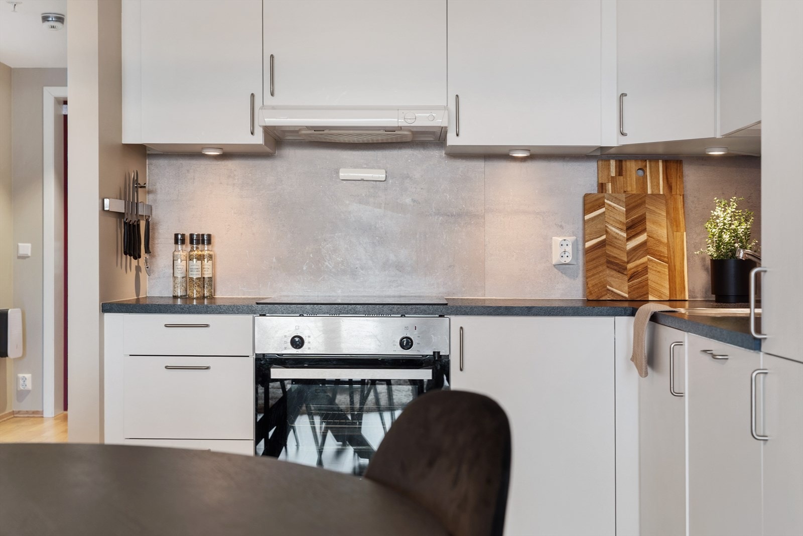 Kitchen board på vegg mellom benkeplate og overskap. Galleribilde