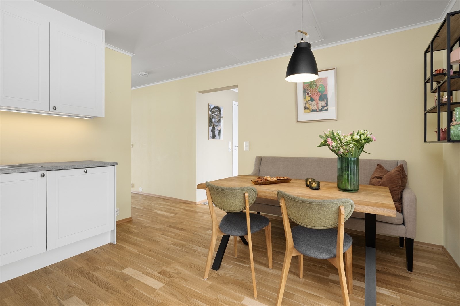 På kjøkkenet er det er god plass til spisegruppe, og det er etablert verandadør ut til en deilig lun terrasse. Galleribilde