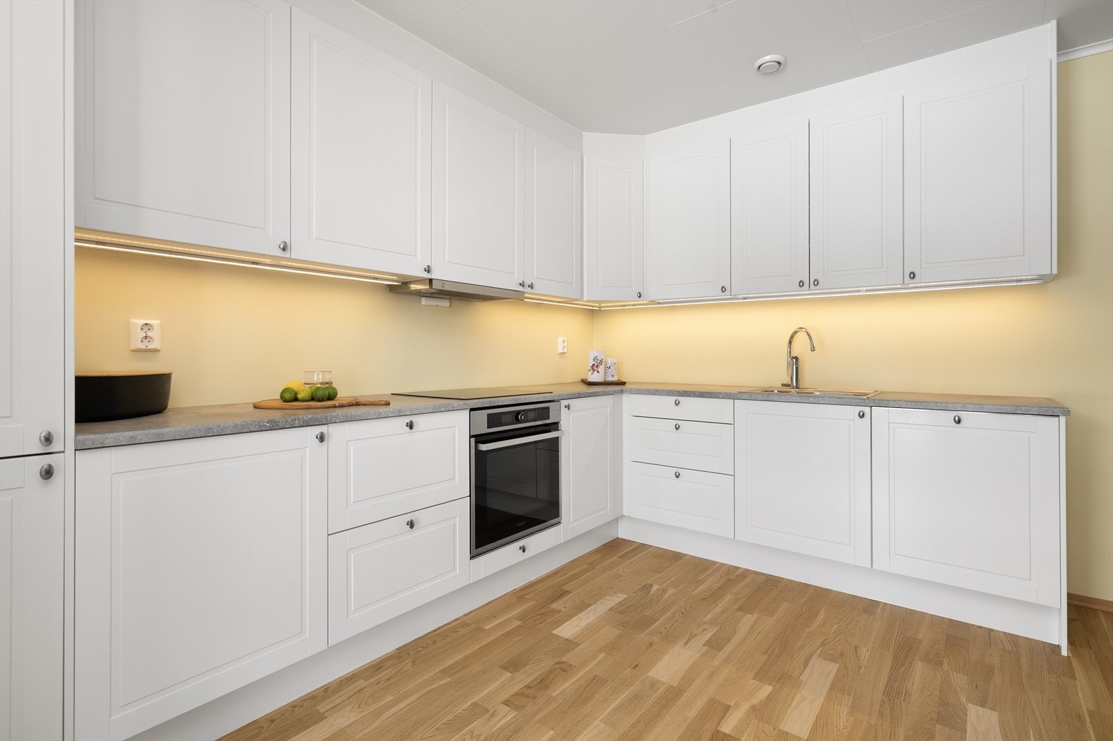 Hvitevarer er integrert kjøleskap/frys, stekeovn samt nedfelt koketopp. Galleribilde