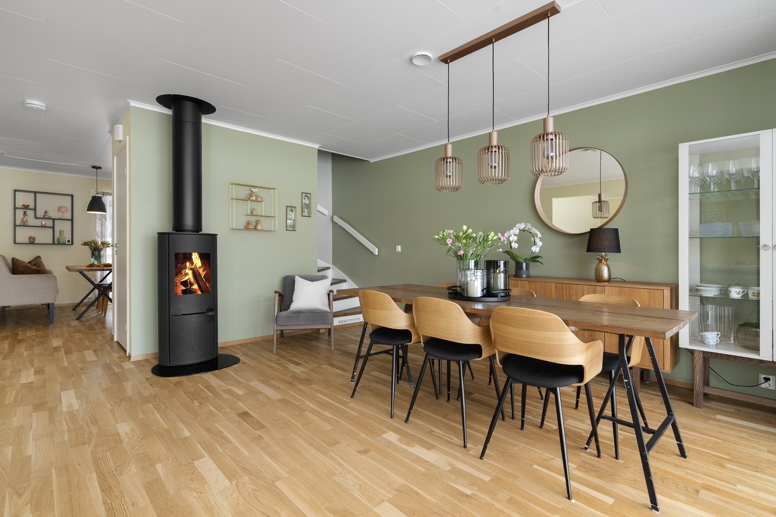 Boligen har for øvrig en innvendig bod/teknisk rom, med adkomst fra gangareal mellom kjøkken og stue, den er plassert under trapp i stuen som går opp til 2. etasjen. Galleribilde