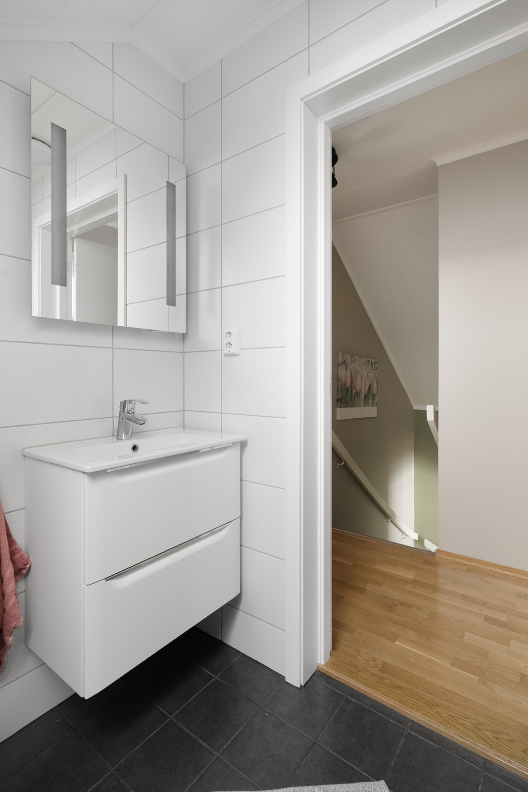 Bad i 2. etg. inneholder innredning med skuffer og heldekkende servant samt speil med lys. Galleribilde