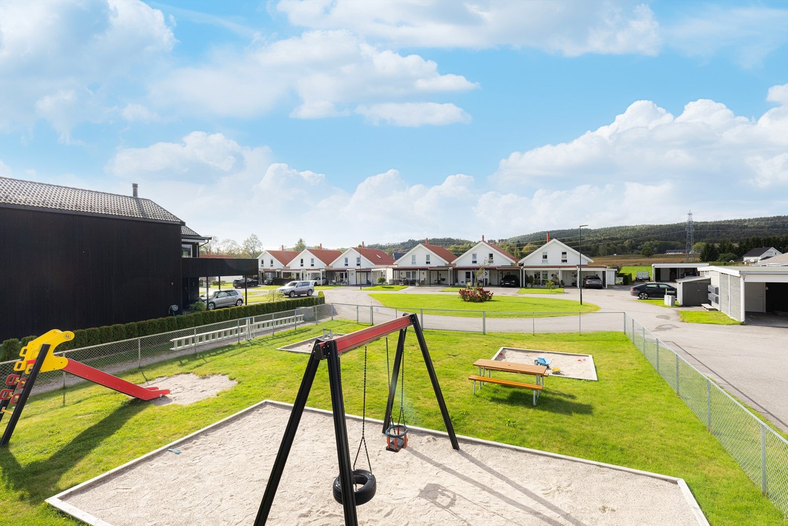 Ved borettslagets eiendom er det for øvrig opparbeidet en flott, inngjerdet lekeplass til felles bruk, som er en fin plass for barna å møtes til lek. Galleribilde