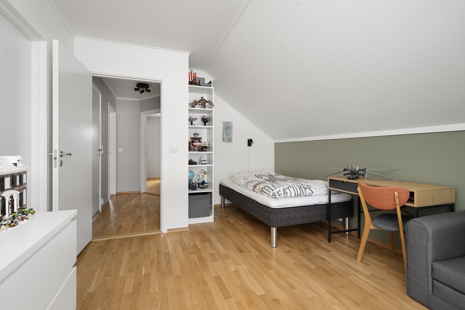 Loftstue/soverom. Galleribilde