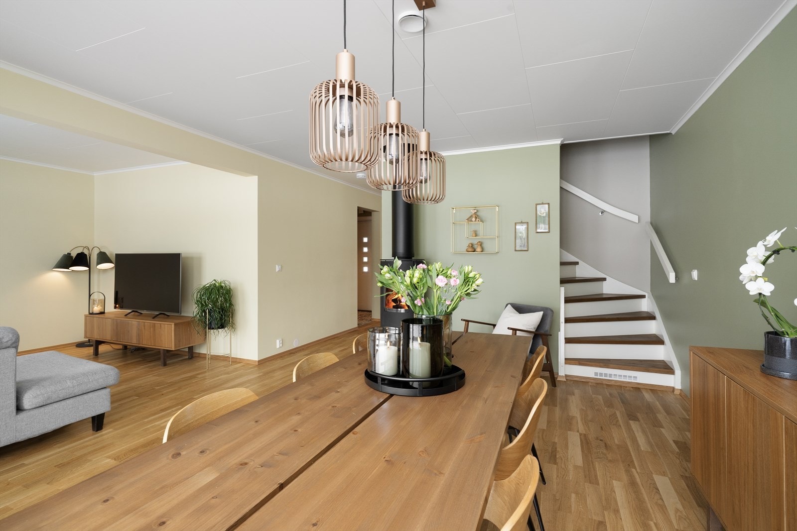 Enebolig i rekke fra 2019 over to etasjer med gjennomgående god standard. Galleribilde