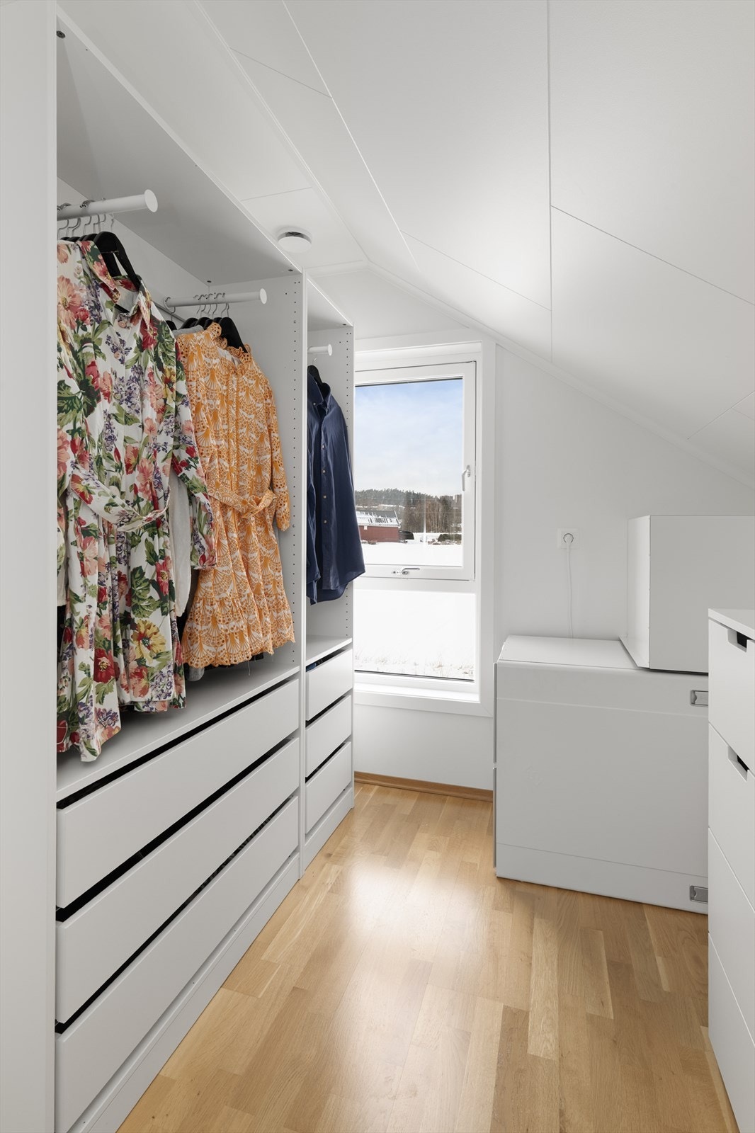 Garderoberom tilknyttet loftstue/soverom. Galleribilde