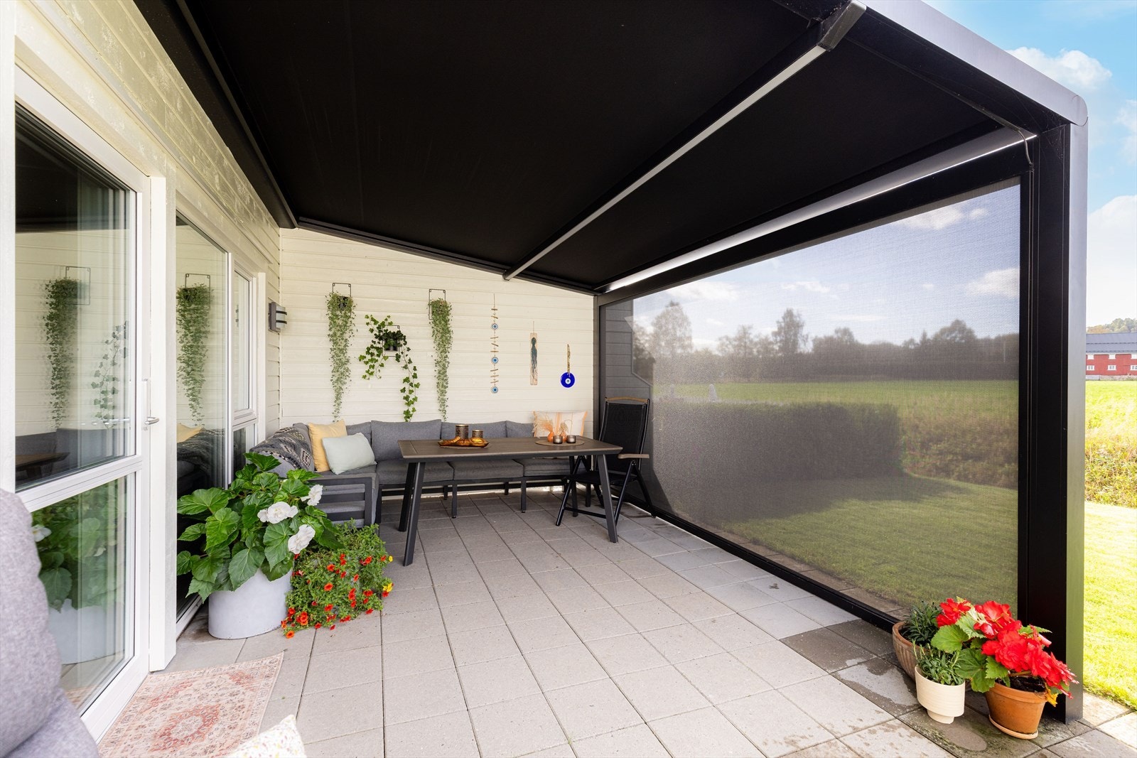 Terrassen ligger lunt og usjenert til, med fin plass til utemøblement og direkte tilknytning til egen hagedel. Galleribilde