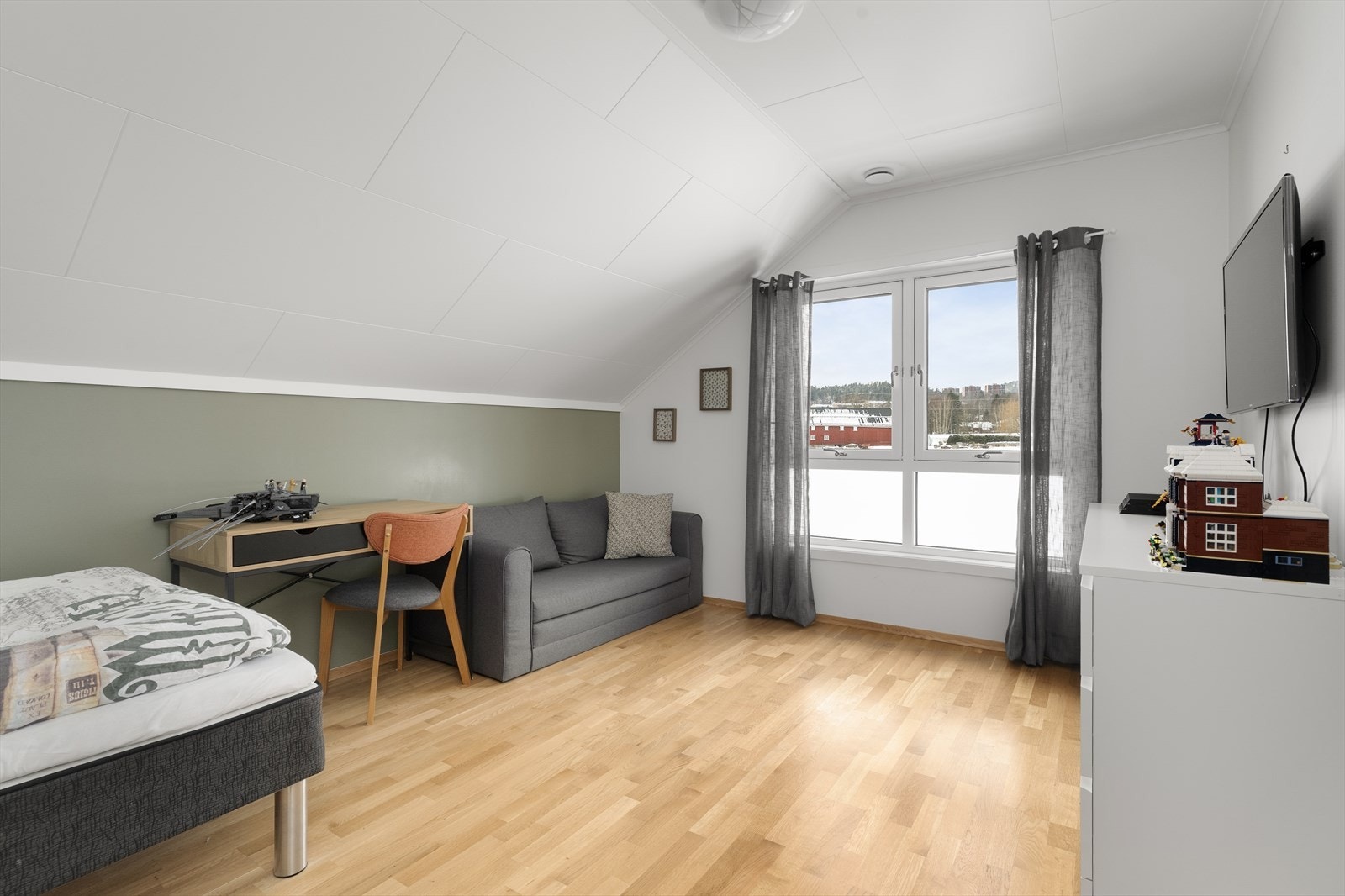 Det som på tegning i 2.etg er loftstue fremstår i dag som ett stort og deilig soverom. Her er det god plass for soveromsmøbelement. Galleribilde