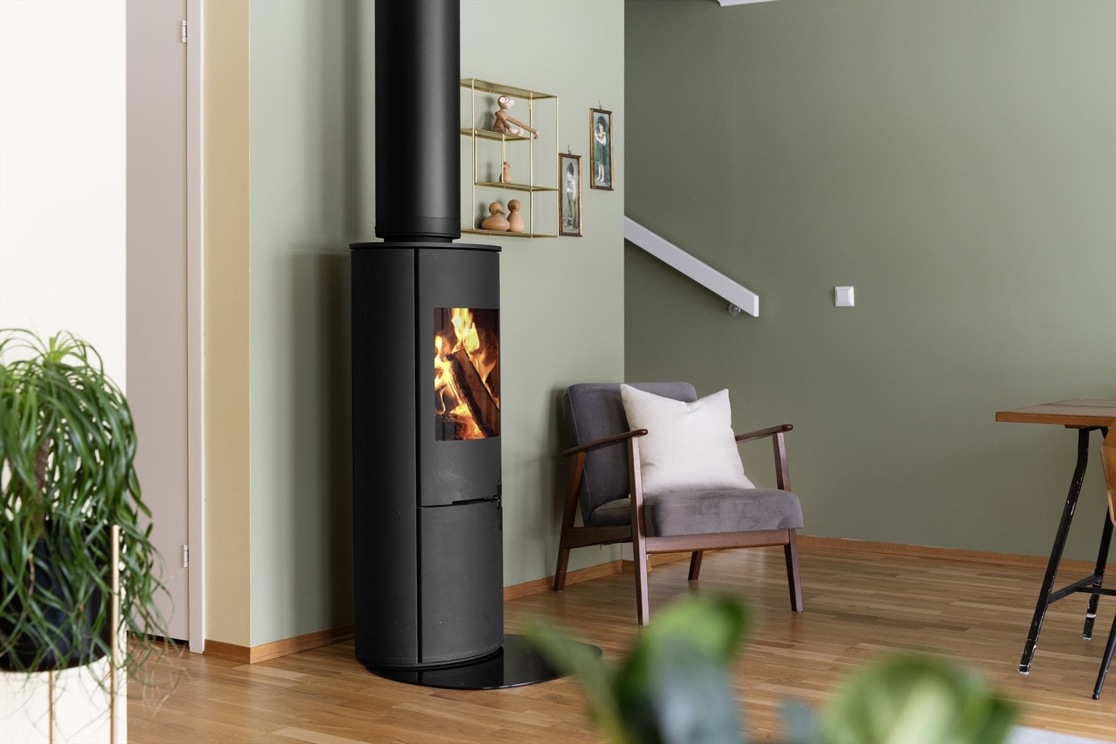 Sentralt i Stuen er det etablert ildsted, med moderne vedovn tilknyttet stålpipe. Galleribilde