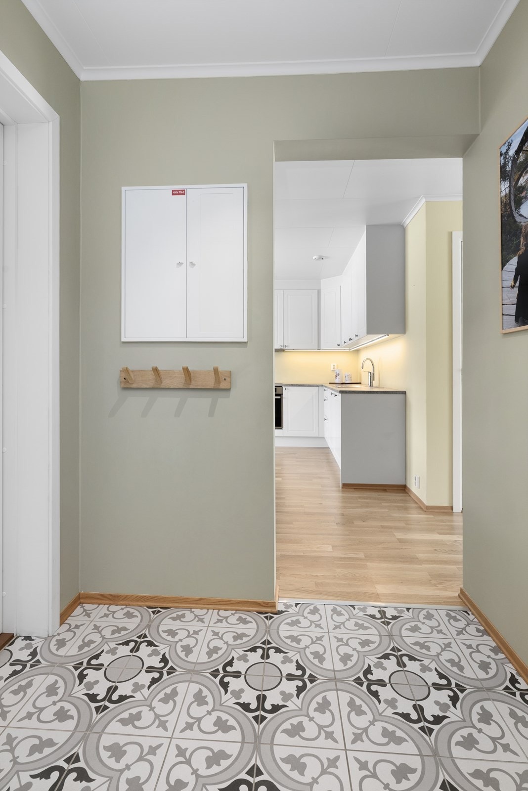 Fra entré er det videre tilkomst til bad og til kjøkken. Galleribilde