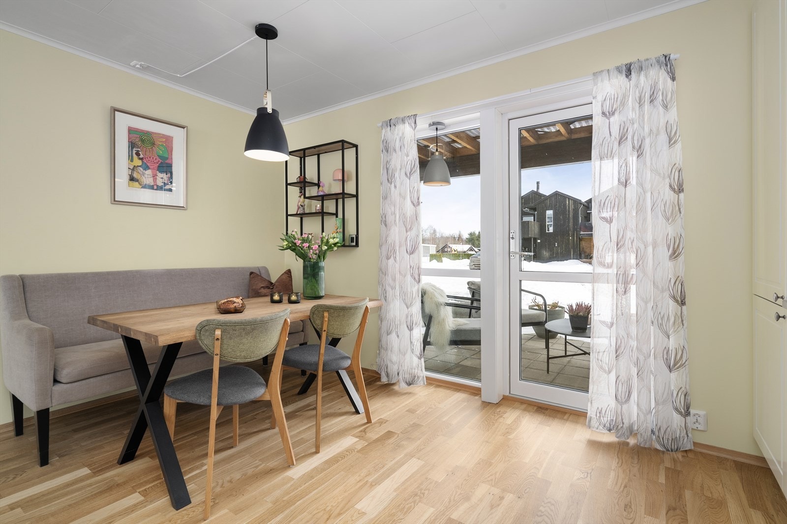 På kjøkkenet er det er god plass til spisegruppe, og det er etablert verandadør ut til en deilig lun terrasse. Galleribilde