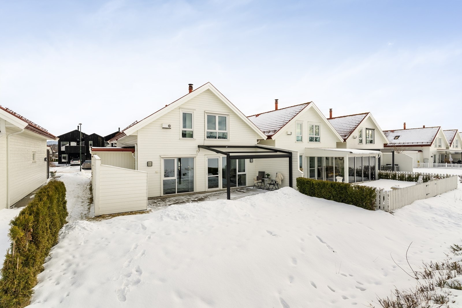 Boligen har flotte uteområder; vestvendt, stor og deilig terrasse med utgang fra stuen, og hagedel med flott utsikt ut mot landlige omgivelser. Galleribilde