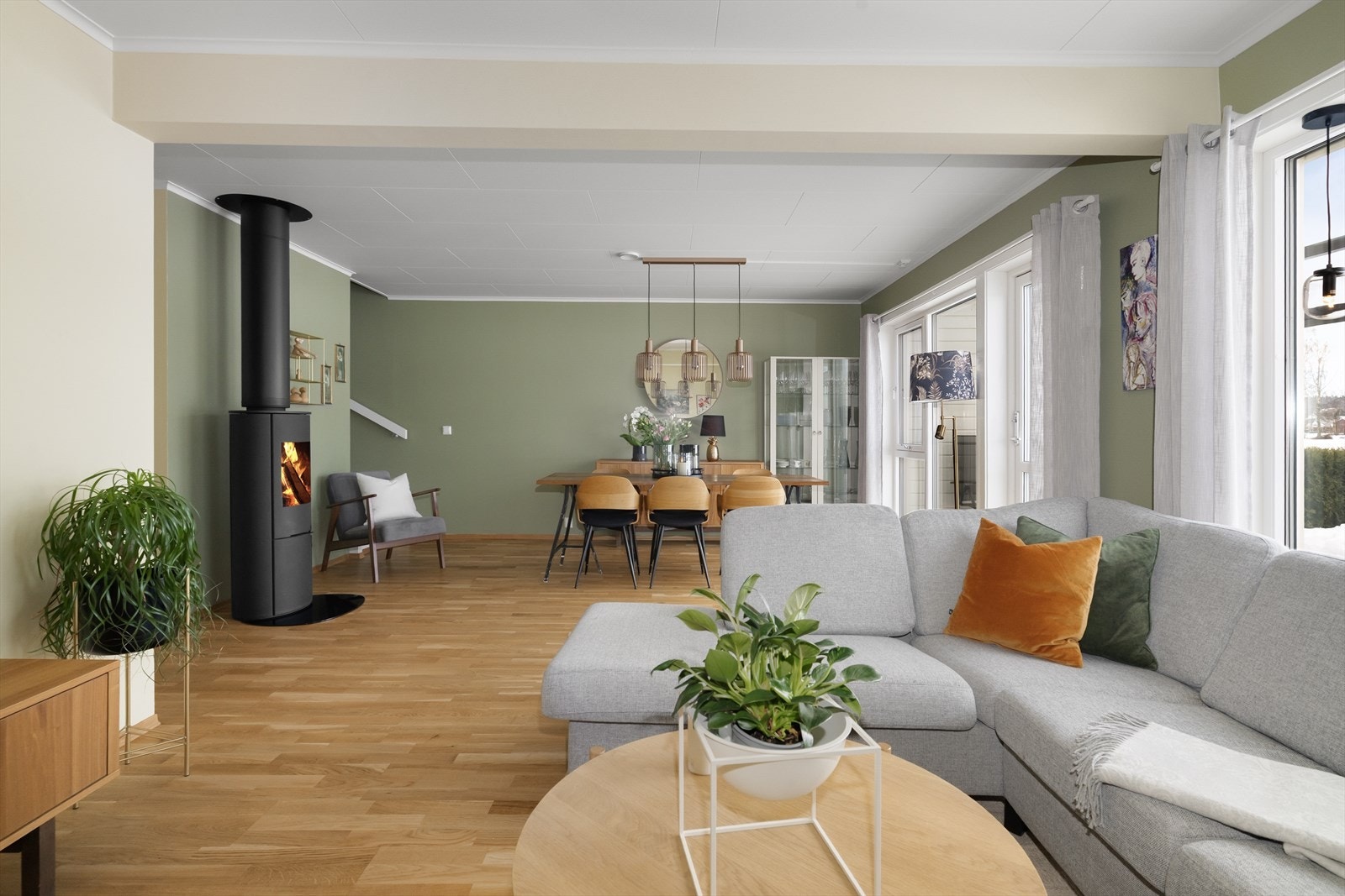 Stuen har fin plass til stuemøblement og sentralt i rommet er det etablert ildsted, med moderne vedovn tilknyttet stålpipe. Galleribilde