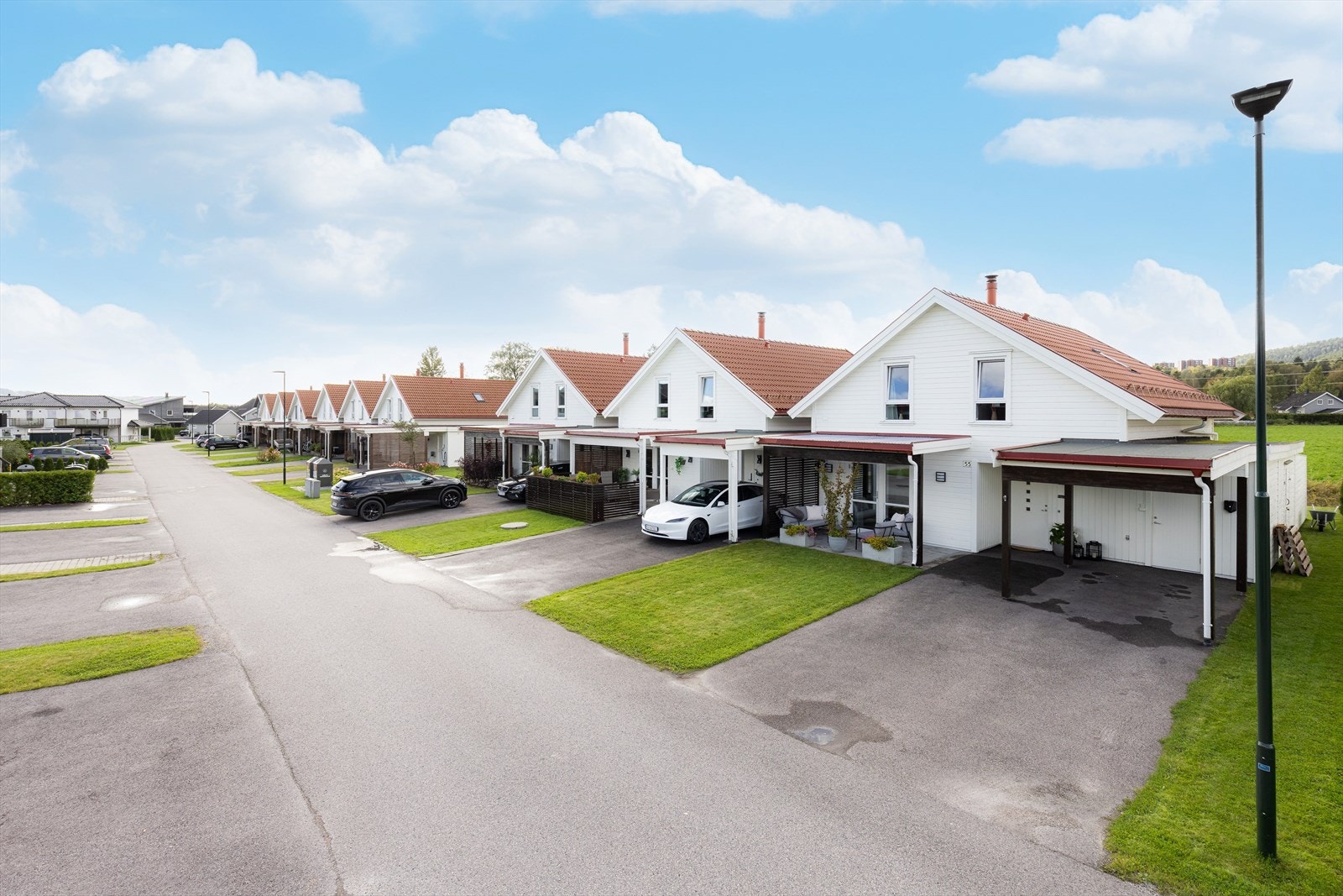 Kjellemojordet 55 er en innbydende enebolig i rekke, med fin beliggenhet i et attraktivt boligområde på Bjørnstad/Tollnes i Skien. Området er barnevennlig og boligen ligger innerst i blindveg uten gjennomgangstrafikk. Galleribilde