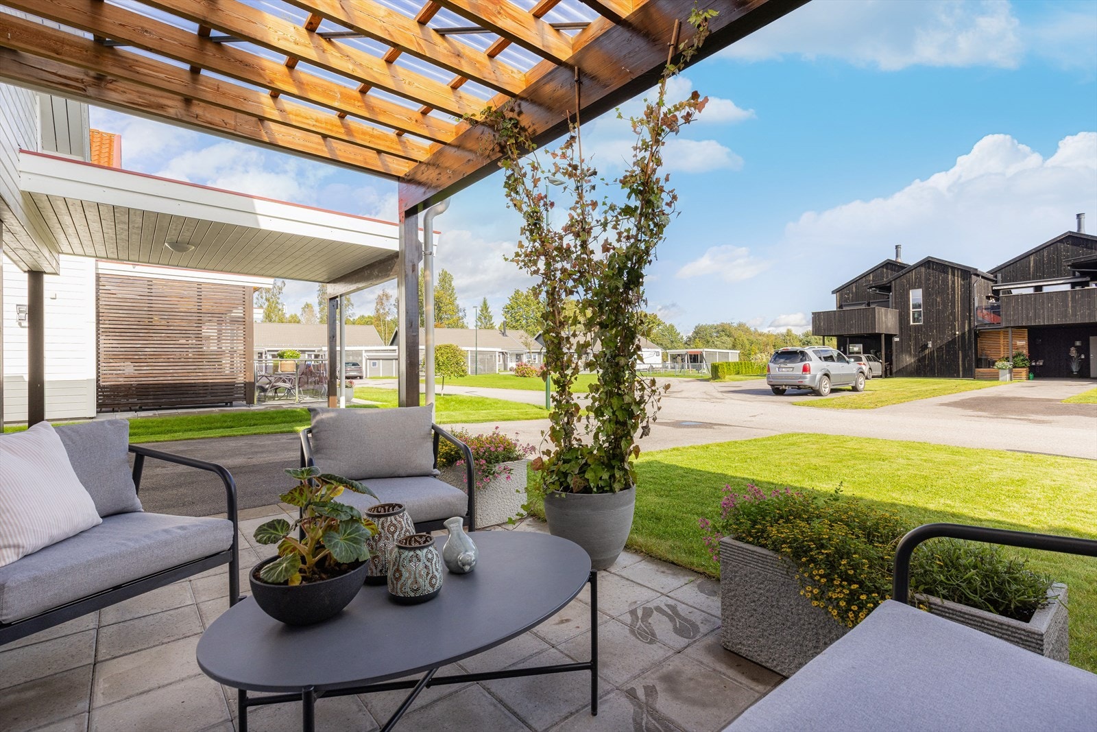 Overbygget terrasse med dekke av betongheller. Galleribilde